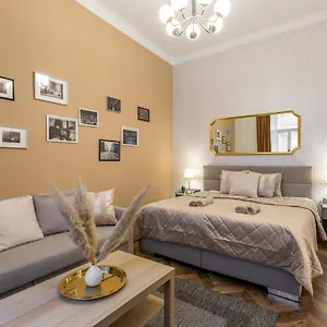 https://central-quentin-home-with-sauna-next-to-the-new-york-caf.inbudapesthotels.com